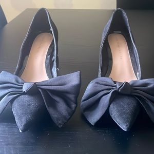 Flirty large bow toe shoe